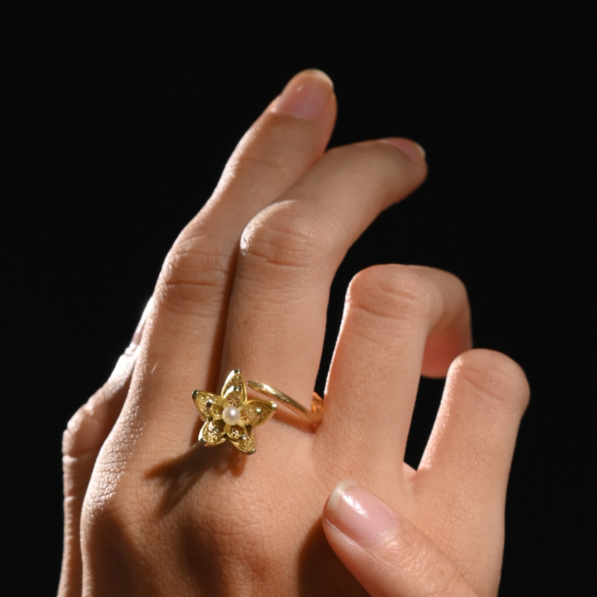 Jasminum Filigree Branch Ring in 18k Gold with Alexandrite and Pearl